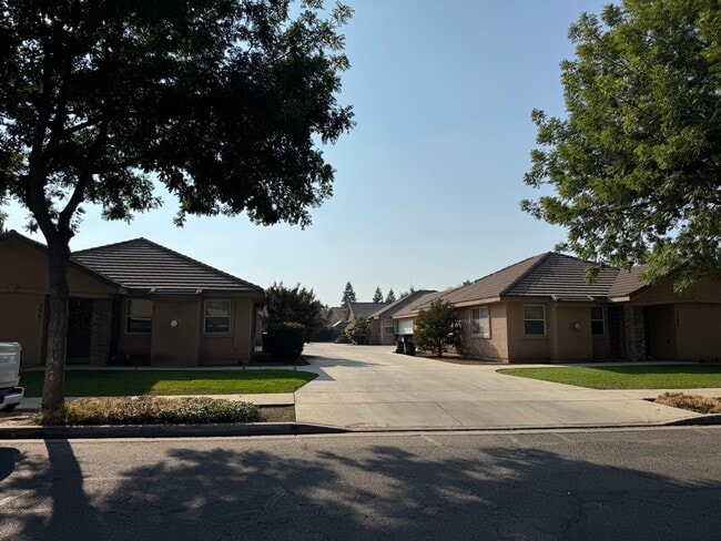 Building Photo - 2301 N Vickie Ct Unit 2307 N Vickie Ct Rental