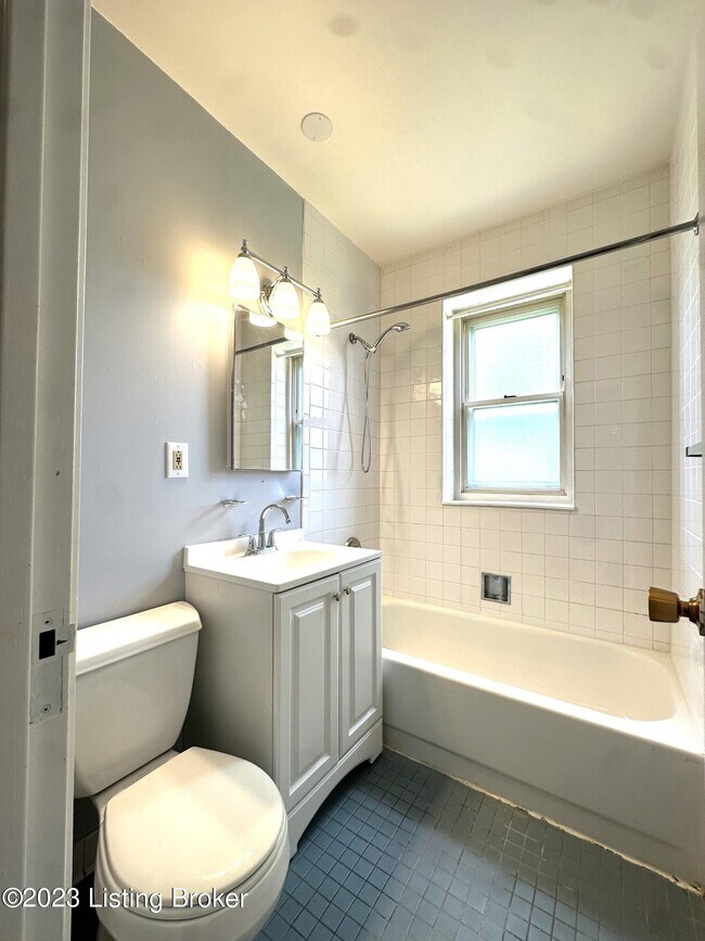 Photo - 1749 Algonquin Pkwy