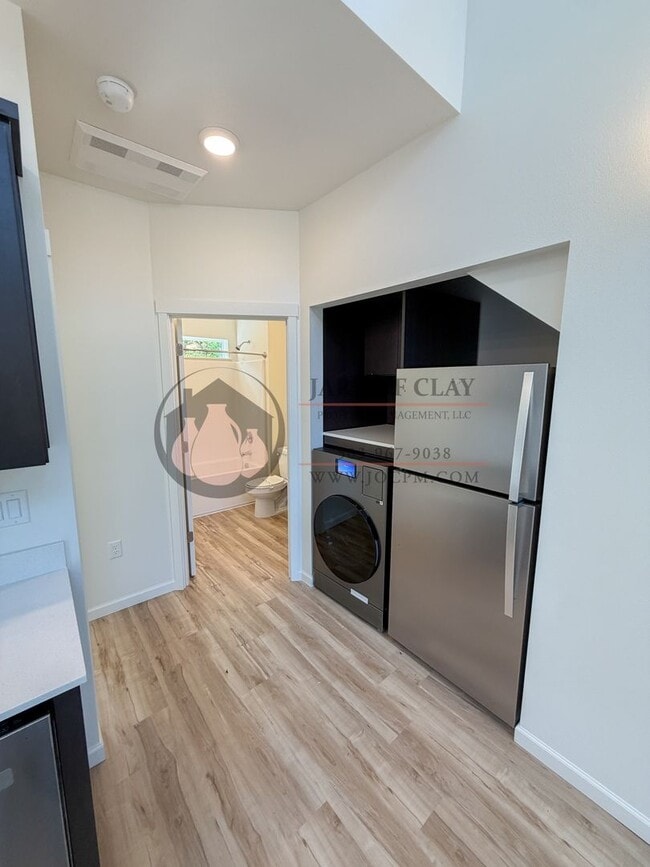 Photo - 2552 Gilbert St S