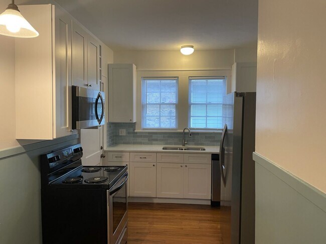 Photo - Newly Remodeled Historic 2/1 within a few ... Unit 3