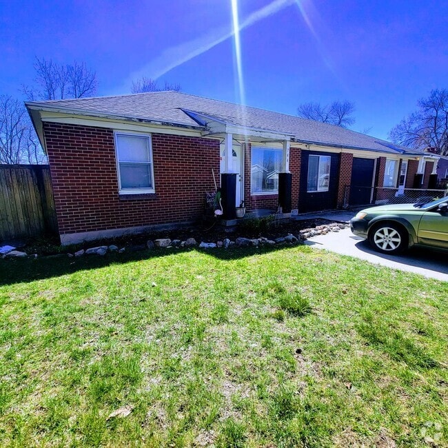 Building Photo - Private East Murray Home with HUGE yard!