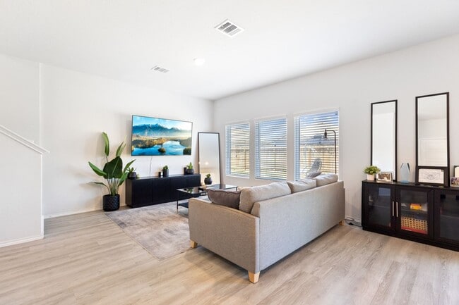Photo - Charming Home Awaits: Spacious & Modern Living in a Prime Location