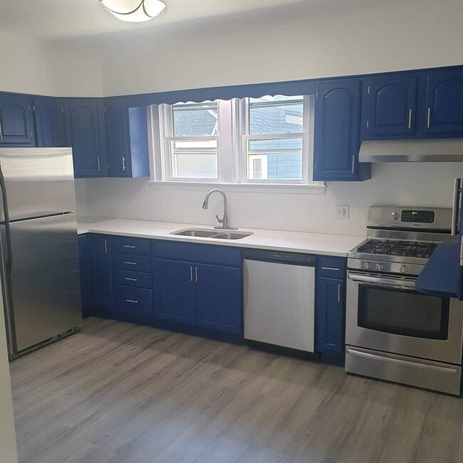 Building Photo - 115 7th Ave