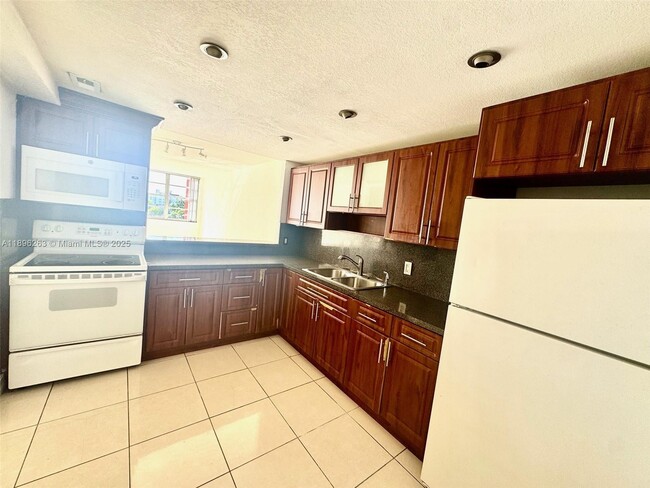 Photo - 1351 NE Miami Gardens Dr Unidad 403E