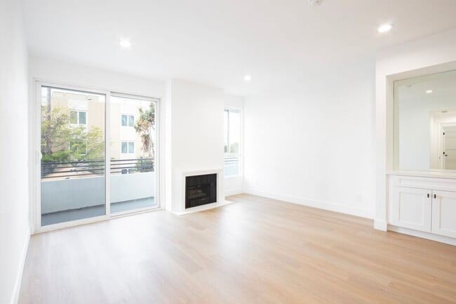 Photo - 1616 N Serrano Ave Unit 205