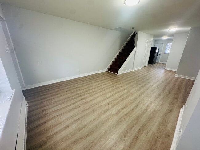 Building Photo - Renovated 3bd/1.5 bth House with Rear yard...