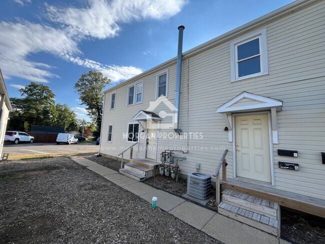 Building Photo - 917 E 8th St Unit 3 Rental