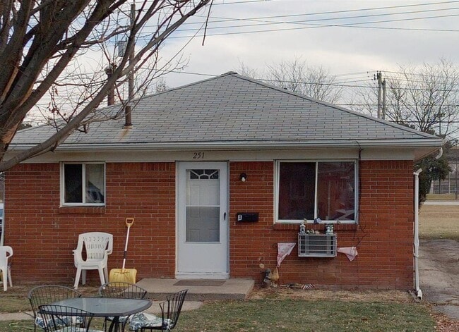 Photo - 251 Graham St