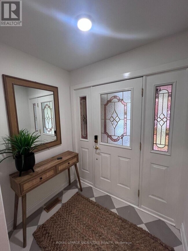 Photo - 195 Upper Canada Dr