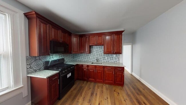 Photo - 706 E 43rd St