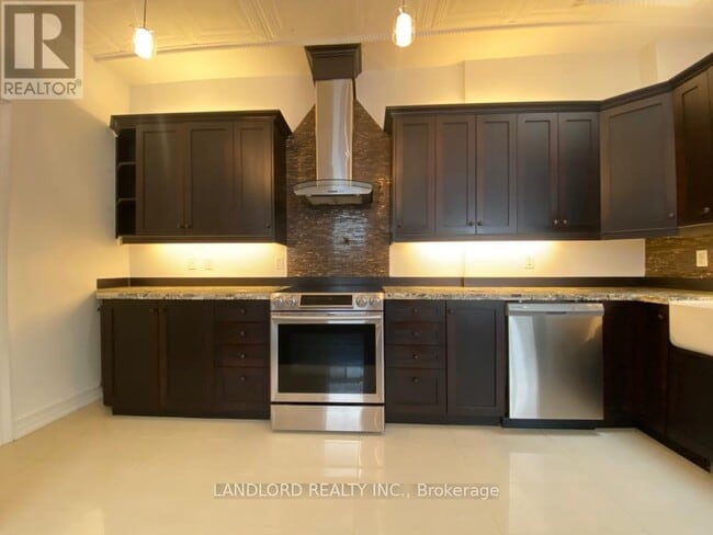 Photo - 385 Jane St