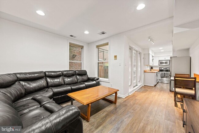 Photo - 1704 19th St NW