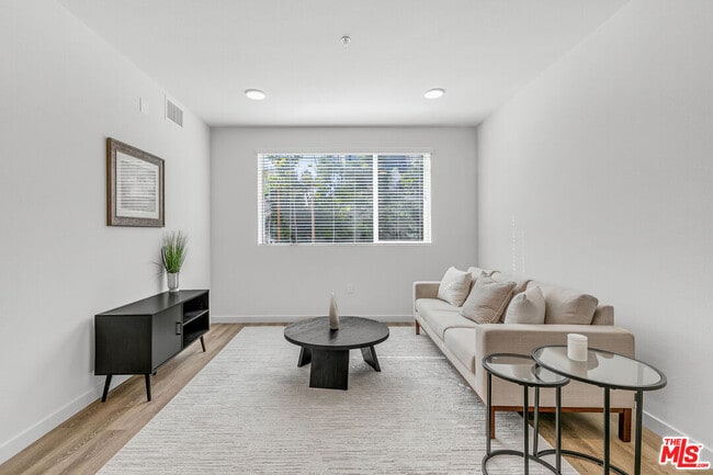 Building Photo - 10824 Blix St Unit 104