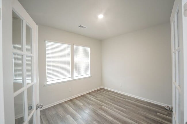 Photo - 225 Lillian St