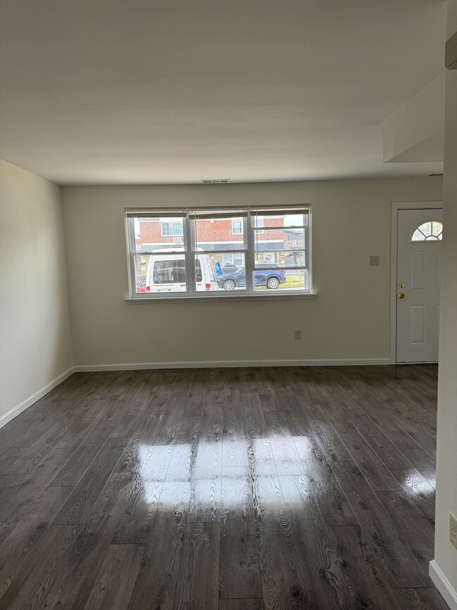 Building Photo - 2125 Benson St Unit 1st Floor