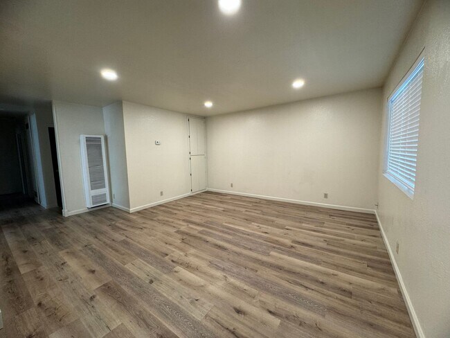 318 W 7th St