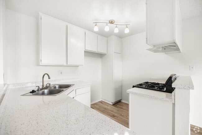2BR, 2BA - 864 SF - Kitchen - Kirby Gardens Apartments