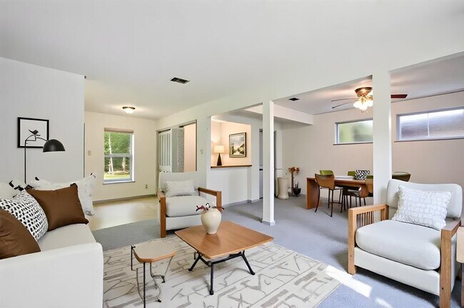 Building Photo - 4704 S Forest Dr Rental