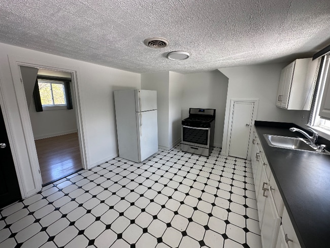 Photo - 14 Thill St Unidad 2nd floor