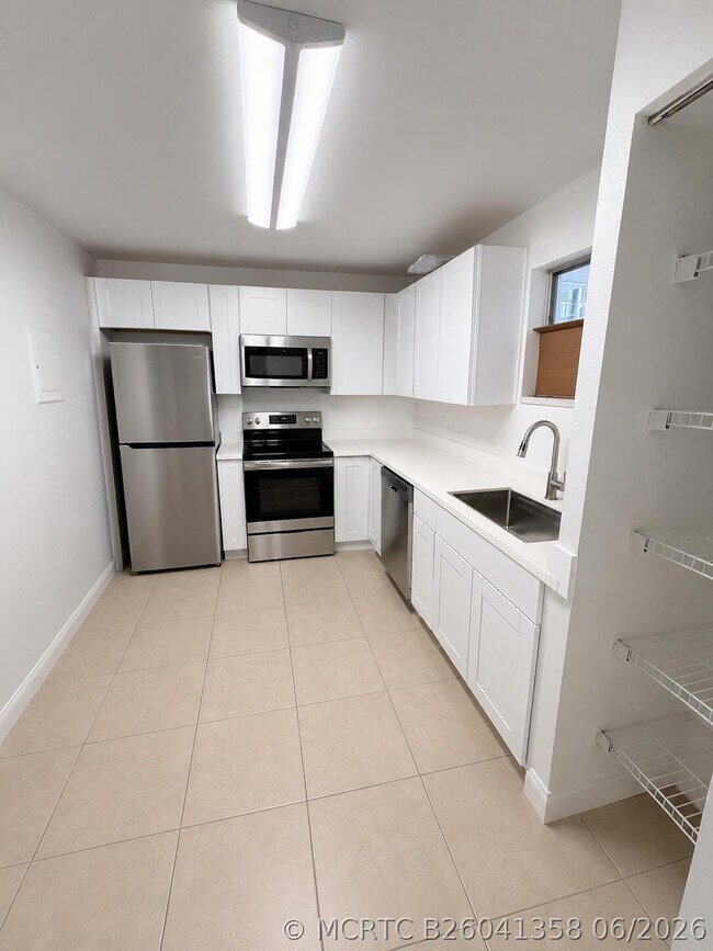 4215 N University Dr Unit 112