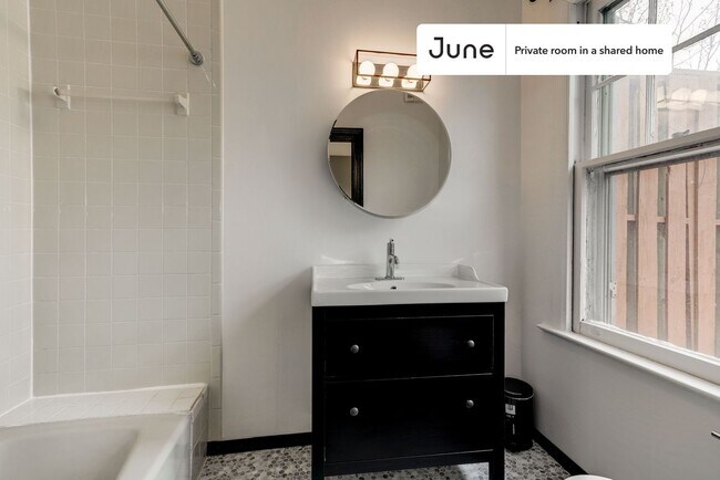 Photo - Room in Shared 7 bed/3.5 bath home Unidad 2C