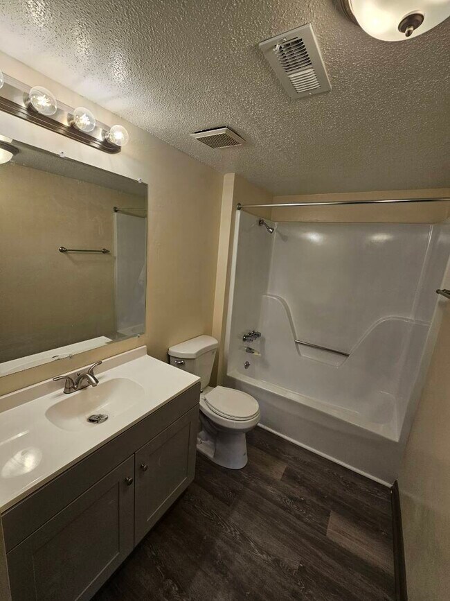 Photo - Parkwood Apartments Unit D5