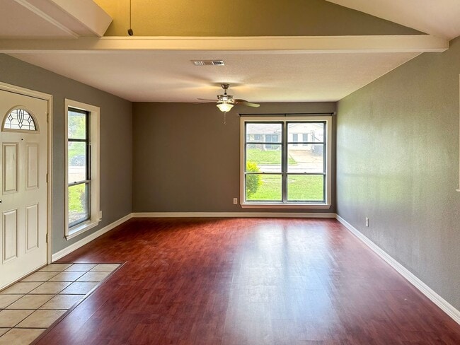 Building Photo - 3 Bedroom / 2 Bath / 2 Car Garage w/ a POOL!