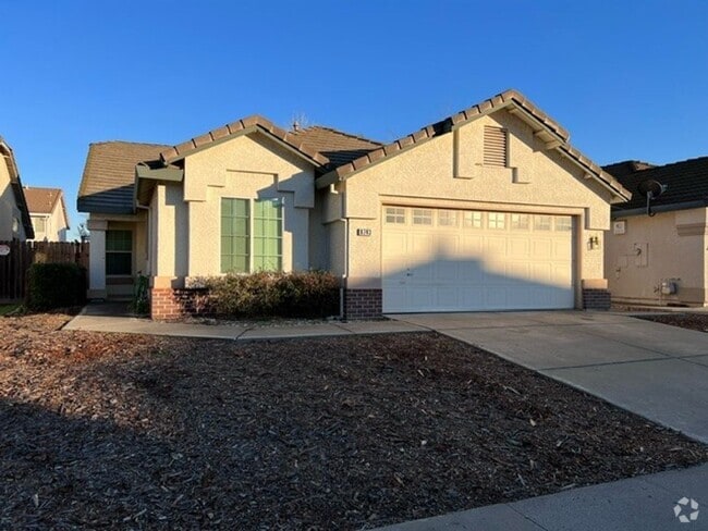 Building Photo - Spacious single level home with central he...
