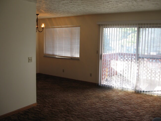 Building Photo - 1543 Smith St Unit 4