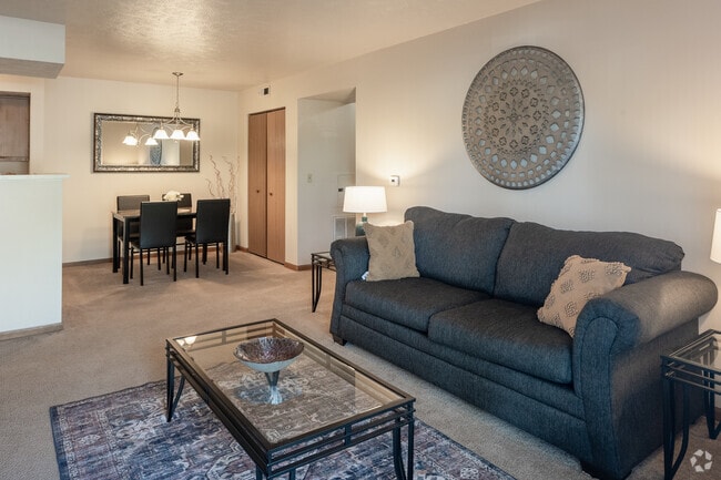2BR, 1BA - 911SF - Living Room