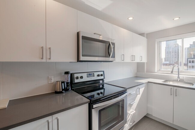 Building Photo - 3421 Rue Drummond Unit 104