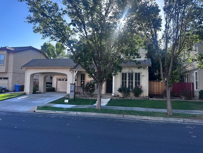 Building Photo - GREAT BRENTWOOD LOCATION, NEAR DOWNTOWN, SCHOOLS, AND ALL MAJOR TRANSPORTATION! 4 BEDROOMS AND 2....