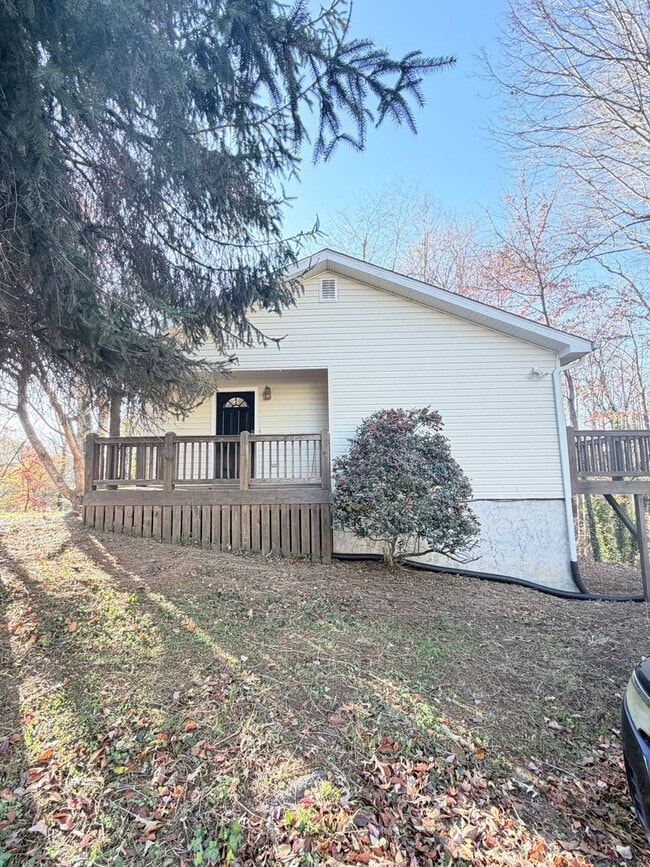 Building Photo - West Asheville 3 Bed, 2 Bath Home For Rent