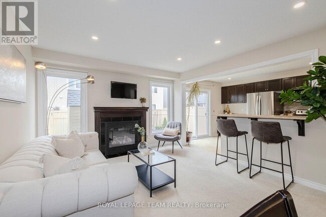 Photo - 466 Meadowhawk Cres