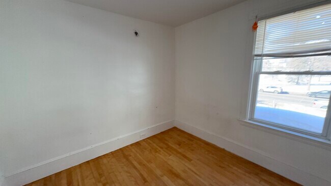 Photo - 670 Main St