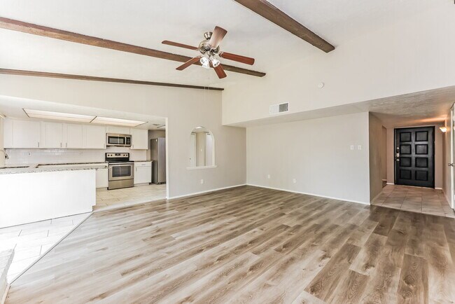 Photo - 902 Live Oak Dr