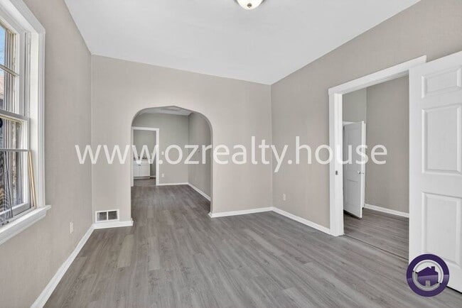 Photo - 160 Bronson Ave