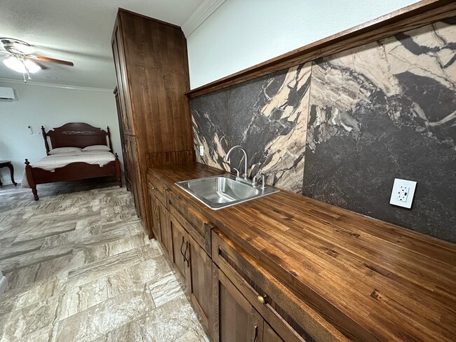 Photo - 3224 N Hampton St Unidad Casita