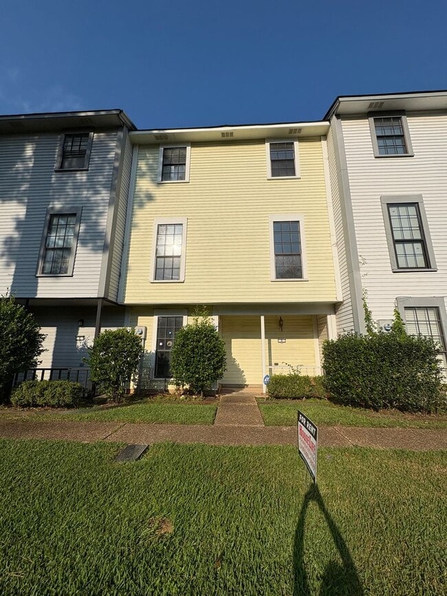 Photo - Huge 2 bedroom/2.5 bathroom Townhouse with...