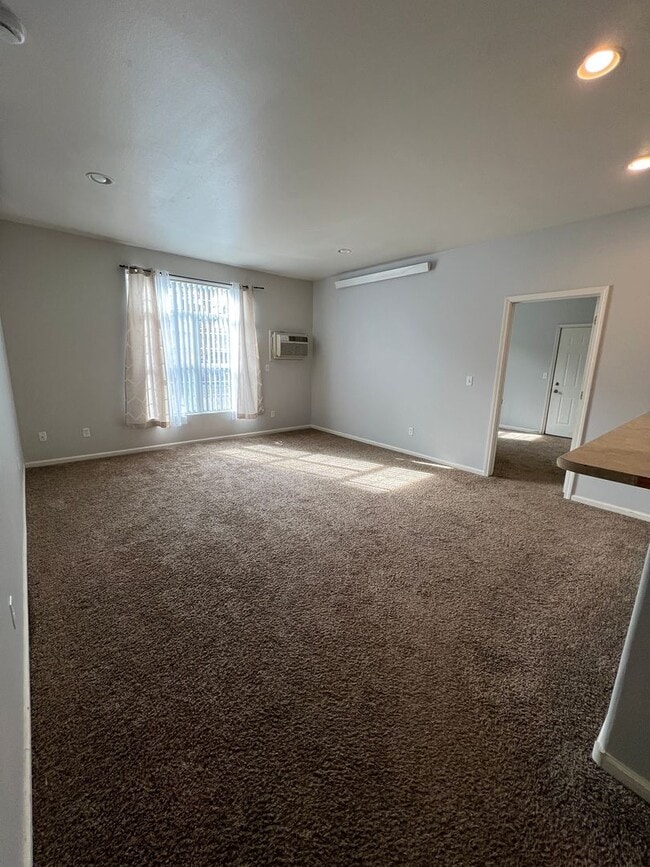 Building Photo - 1920 Monte Vista Dr Unit 5