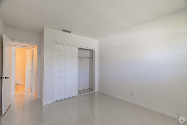 2BR, 2BA - 900SF