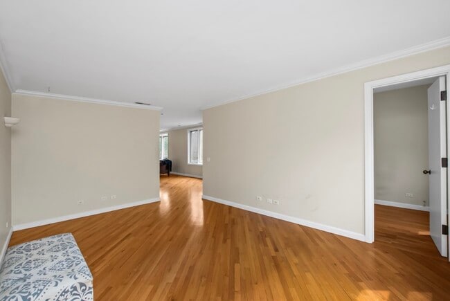 Building Photo - 2238 W 21st Pl Unit 2F