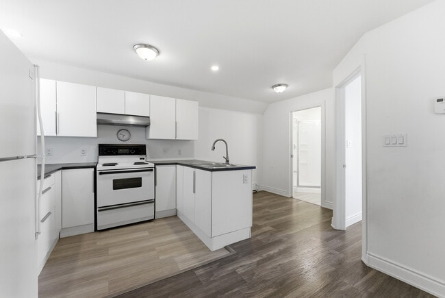 Building Photo - 2-404 Montreal