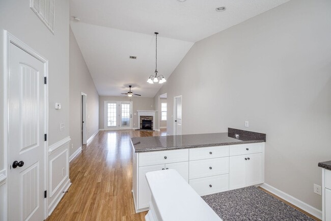 Photo - 304 York Ln