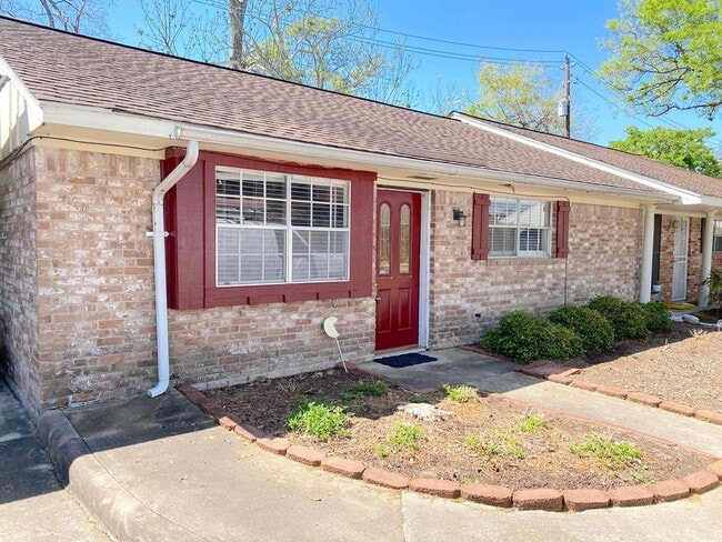 Building Photo - SPRING BRANCH CONDO Unit 23