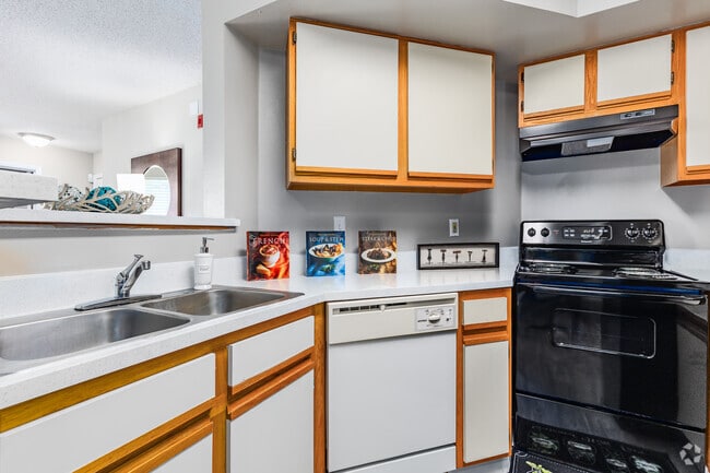 2BR, 2BA - 1,050SF - Kitchen - Cranes Landing Apartments