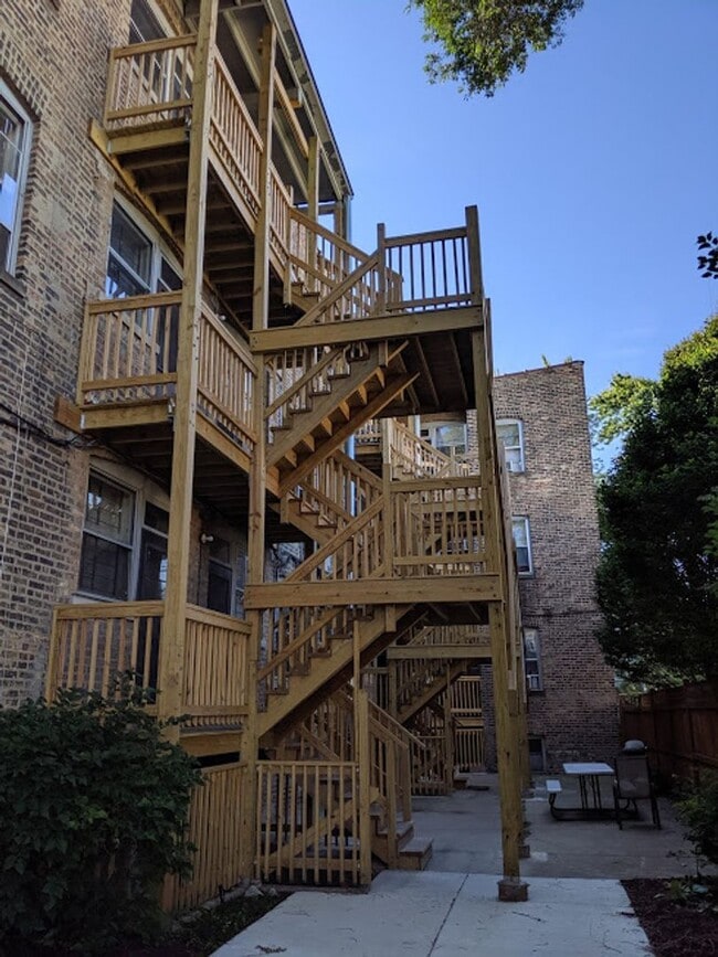 Building Photo - Fantastic Roscoe Village One Bedroom Unit 3506-1