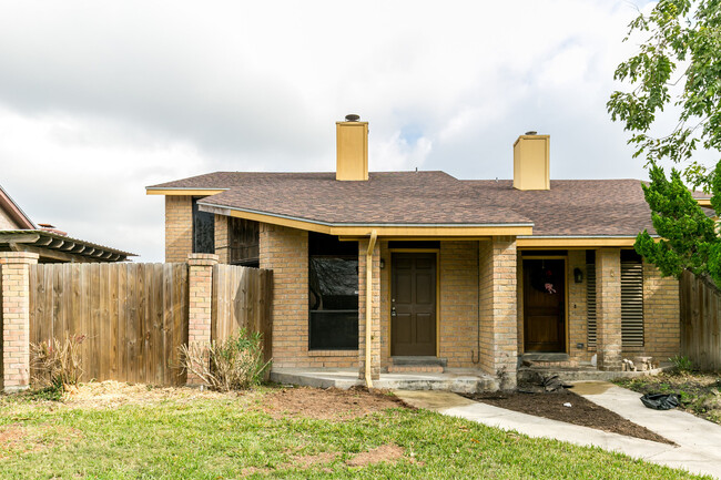 Two-story - 2 bedroom/ 2.5 bath townhome -... - Two-story - 2 bedroom/ 2.5 bath townhome -...