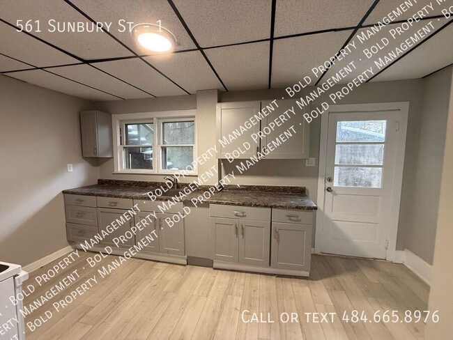 Building Photo - 561 Sunbury St Unit 1