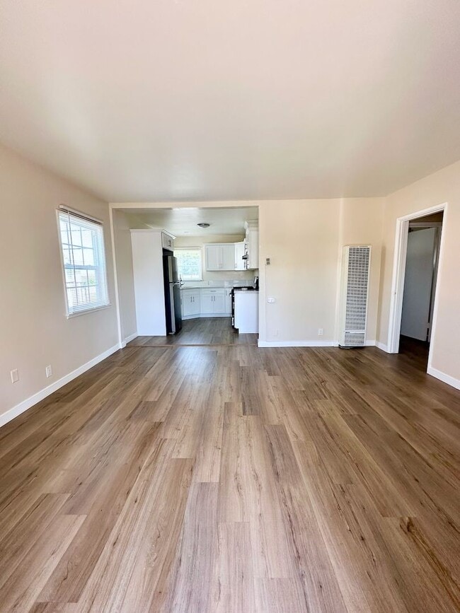 Building Photo - Cedar LB Unit B